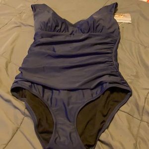 Nwt very flattering one piece seekers essentials